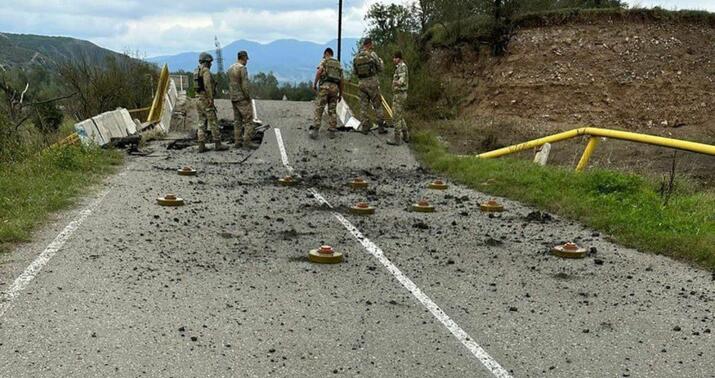 Ağdərədən çıxan ermənilər yolu minaladı -