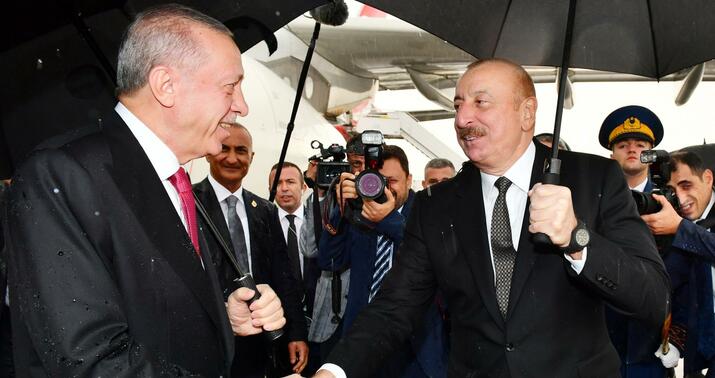 İlham Əliyev Ərdoğanı Naxçıvan hava limanında qarşıladı -