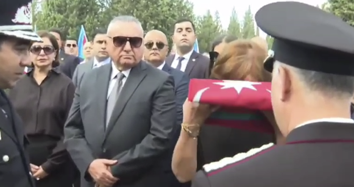 Bayrağı Riad Əhmədovun xanımına Əli Nağıyev təqdim etdi -