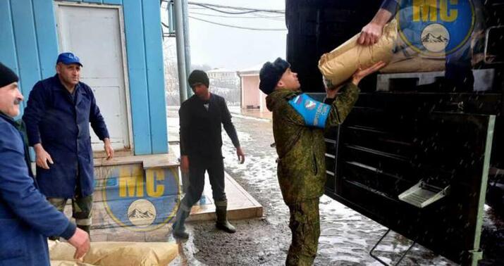 Rus əsgərləri Ermənistandan un gətirib, çörək bişirdilər