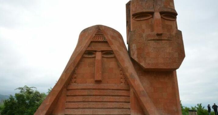 Xankəndidəki qalmaqallı abidə: