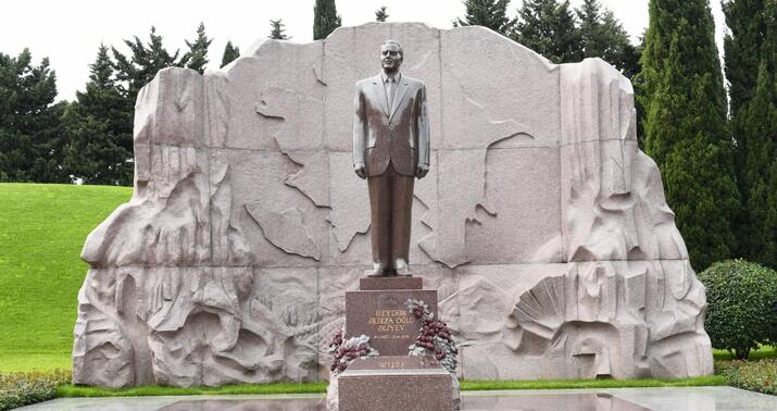 Baş Prokurorluğun əməkdaşları Ümummilli Lider Heydər Əliyevin məzarını ziyarət etdilər