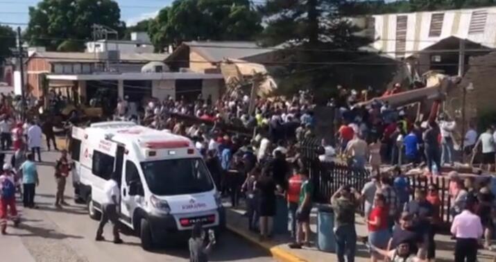 Meksikada kilsənin damı uçdu: 7 nəfər öldü