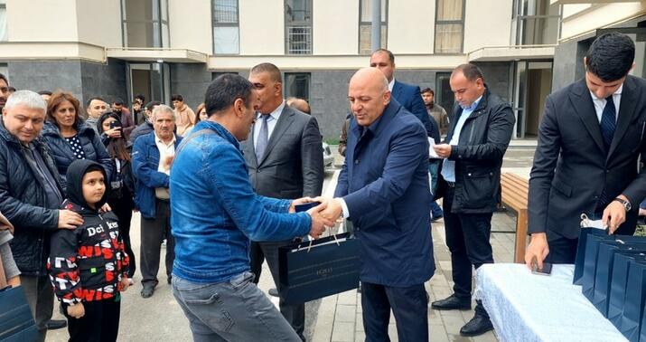 Füzuliyə köçən növbəti 21 ailəyə evlərinin açarları təqdim olundu -