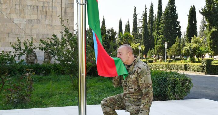 İlham Əliyev Ağdərə şəhərində Dövlət Bayrağını ucaltdı -