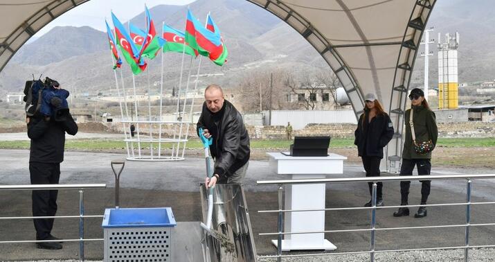 Prezident Füzulinin Qarğabazar kəndinin təməlini qoydu