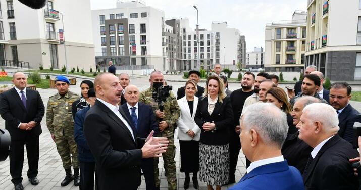 Prezident Füzuliyə köçən sakinlərlə görüşdü -