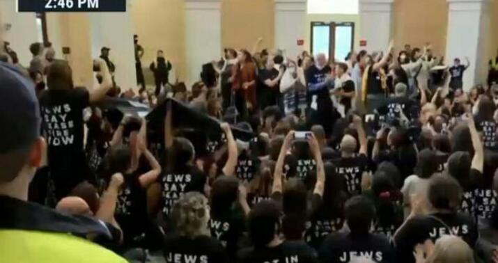 ABŞ-da etirazçılar Kapitoli binasına girdilər