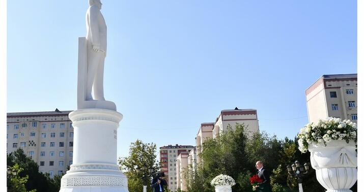 Prezident  Sumqayıtda Heydər Əliyevin abidəsini ziyarət etdi -