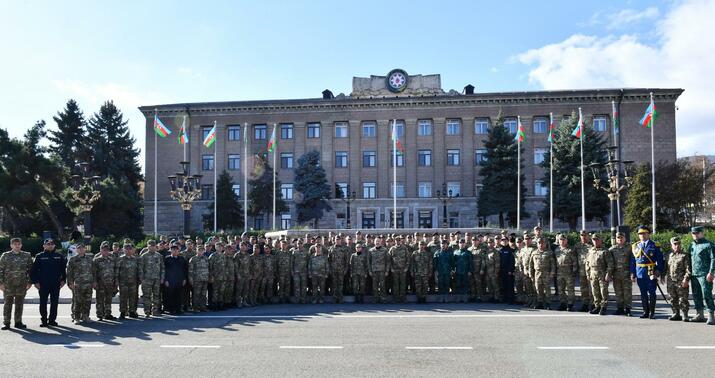 İlham Əliyev hərbçilərlə görüşdü