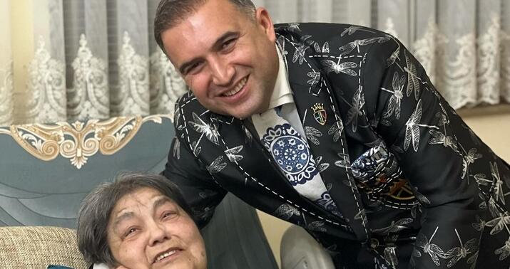 Hacı Nuran ayağı amputasiya edilən rejissora baş çəkdi -