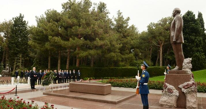 İraq Prezidenti Ulu Öndər Heydər Əliyevin məzarını və Şəhidlər xiyabanını ziyarət etdi -