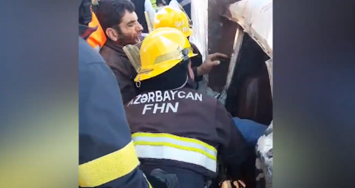 FHN əməkdaşları avtomobildə sıxılı vəziyyətdə qalan şəxsi xilas etdi -