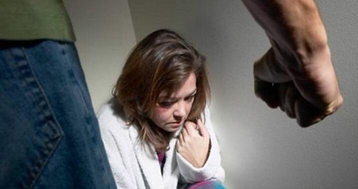 Kişi arvadını həyətdə tutdu: "Deyəndə ki, başqasıyla olub, dəhşətə gəldim..." –