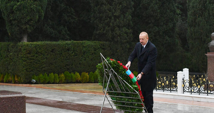 Prezident Heydər Əliyevin məzarını ziyarət etdi -