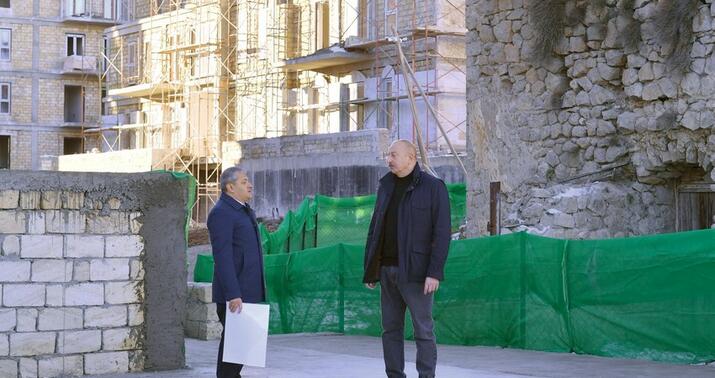 Prezident Şuşada görülən tikinti işlərinin gedişi ilə tanış oldu