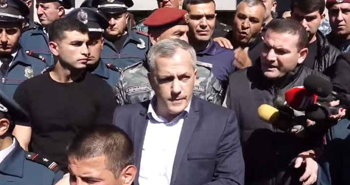 Şahramanyan separatçı komandanı dağıtmaq istəmir -