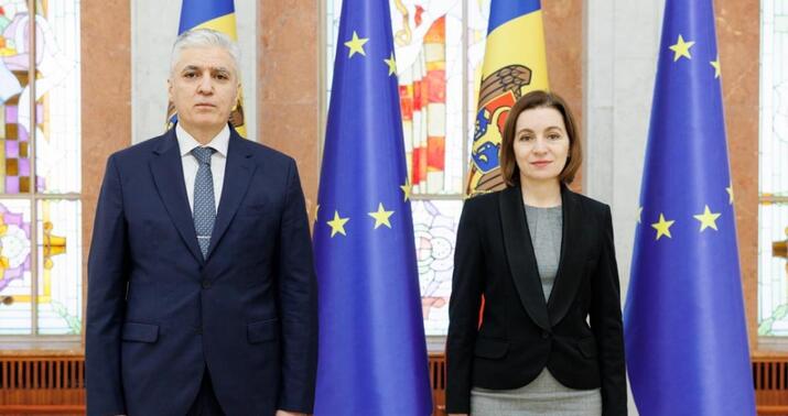 Səfirimiz etimadnaməsini Maya Sanduya təqdim etdi