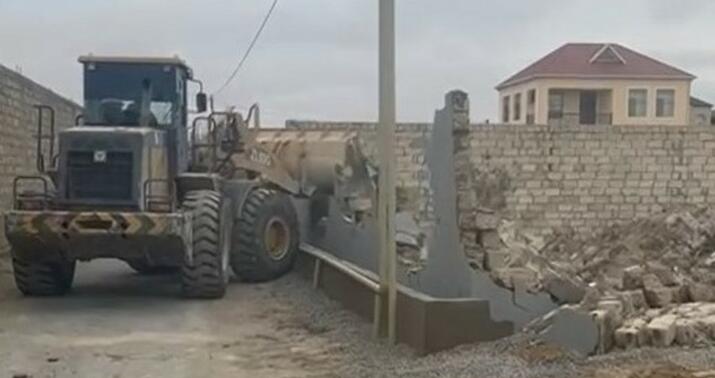 Bakıda qanunsuz tikili söküldü