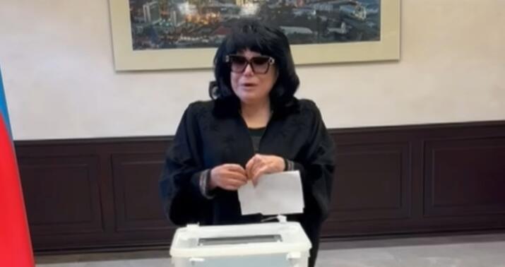 Flora Kərimova səs verərkən kövrəldi -