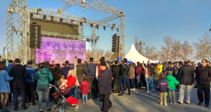 Minlərlə insan Dənizkənarı Milli Parka axın etdi