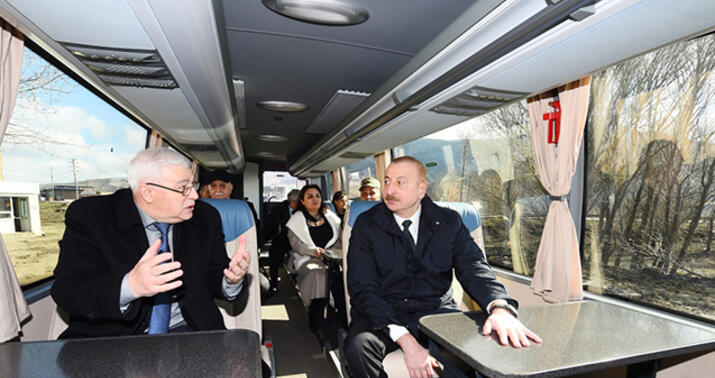 Prezident sakinlərlə eyni avtobusda -