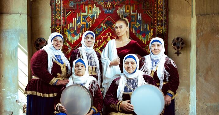 Roza “Nənələr” qrupu ilə bir arada -