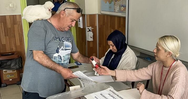 Türkiyədəki seçkilərdən maraqlı görüntülər -