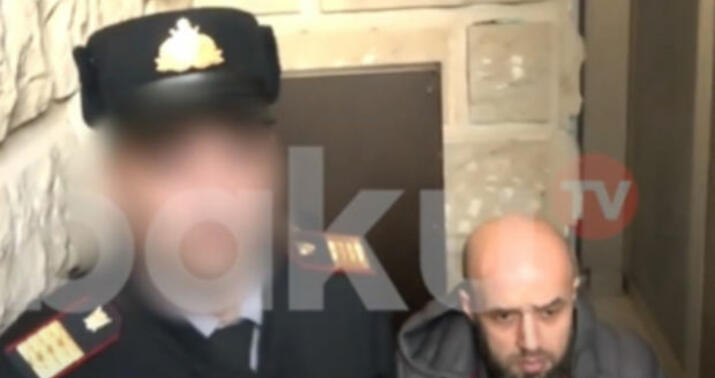 Sumqayıtda qızını qətlə yetirən atanın saxlanılma anı -