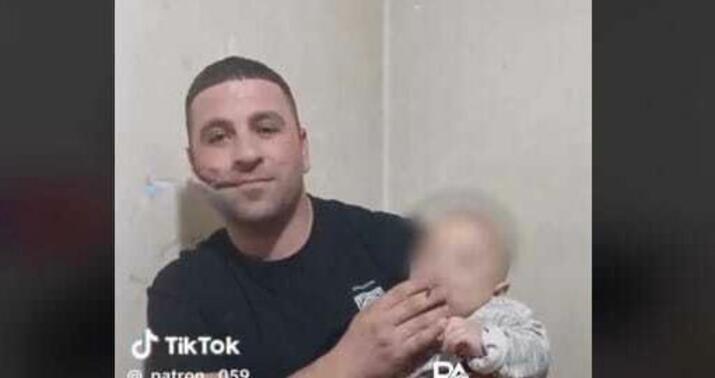 Canlı yayımda bir yaşlı uşağa siqaret çəkdirən ata saxlanıldı –