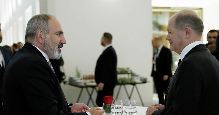 Paşinyan Şolza zəng etdi -