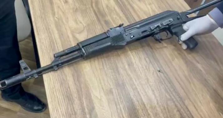 "Kalaşnikov" avtomatı gəzdirən şəxs saxlanıldı