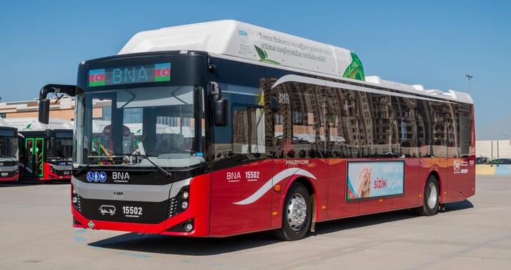 Gəncədə sərnişin "BakuBus"dan yıxılaraq xəsarət alıb