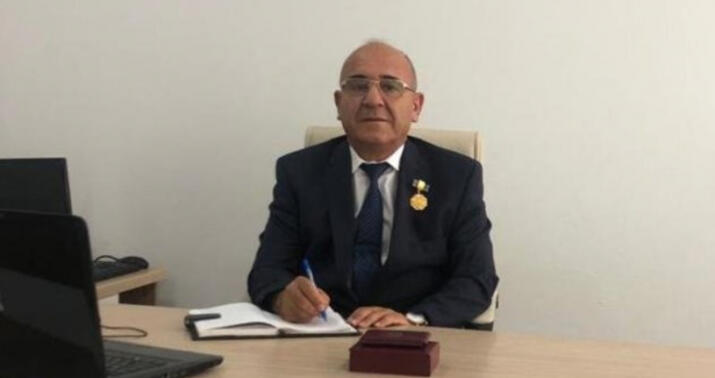 Prokuror əlil arabasında olan sabiq baş həkimə cəza istədi
