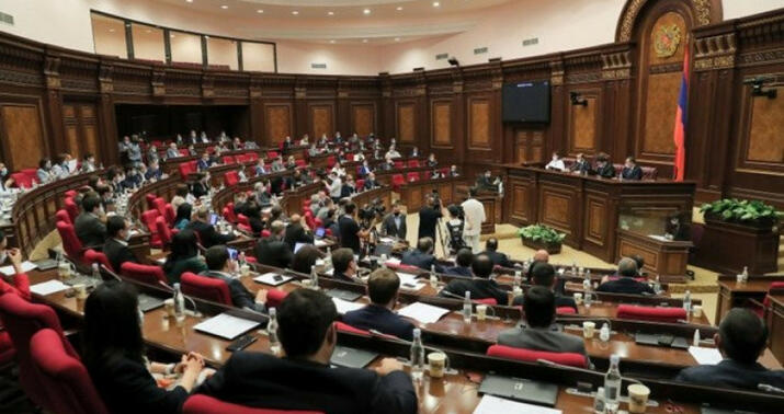 Ermənistan parlamentində gərginlik: