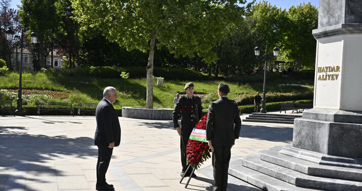 Baş nazir Ankarada Heydər Əliyevin abidəsini ziyarət etdi -