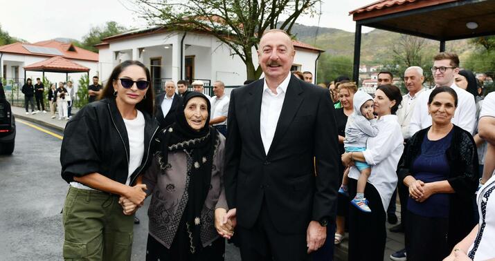 İlham Əliyevlə xanımı Şuşanın ilk sakinləri ilə görüşdü -