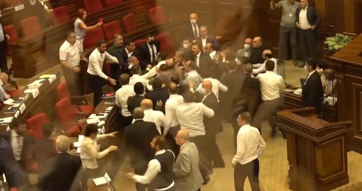 Ermənistan parlamentində gərginlik -