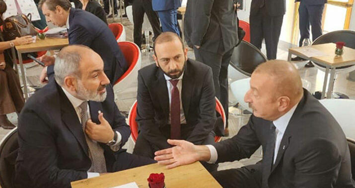 Bakı və İrəvan sülh sazişini imzalayır -
