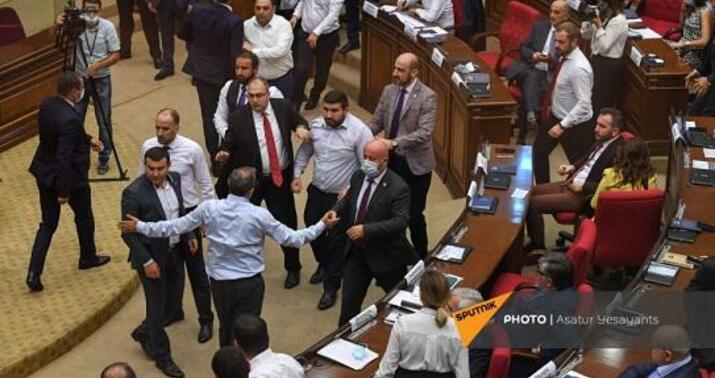 Ermənistan parlamentində dava -
