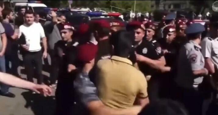 İrəvandakı aksiyada saxlanılanların sayı 100-ə yaxınlaşır -