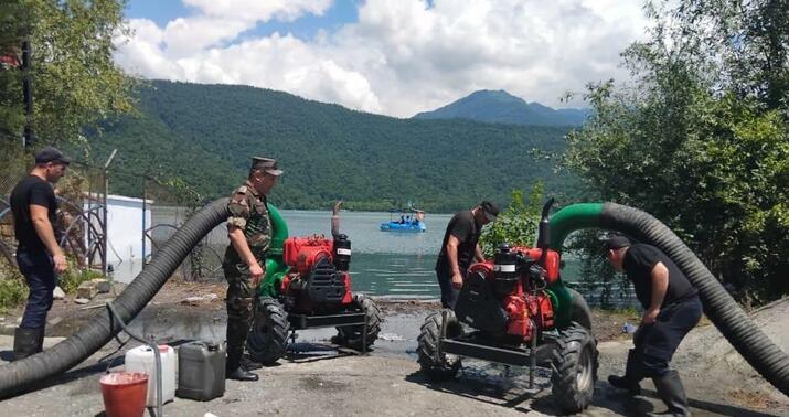 Nohur göldə daşma riski yarandı