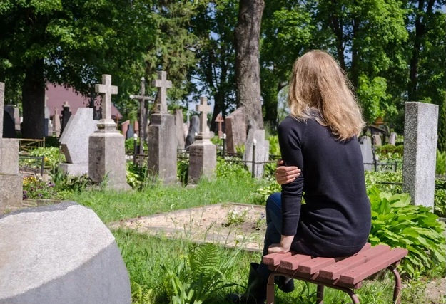 Rusiyada qəbiristanlıqda çılpaq fotosessiya etdirən qadın həbs olundu