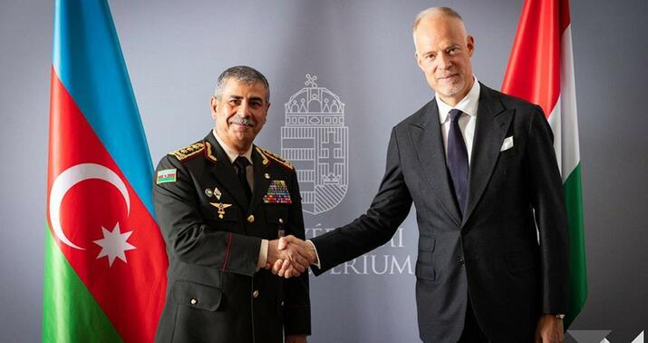 Azərbaycan və Macarıstan müdafiə nazirləri görüşdü