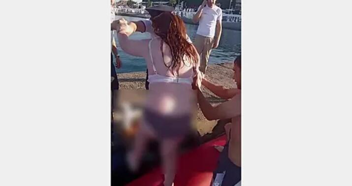 İçkili qadın gecəni dənizdə yatdı -