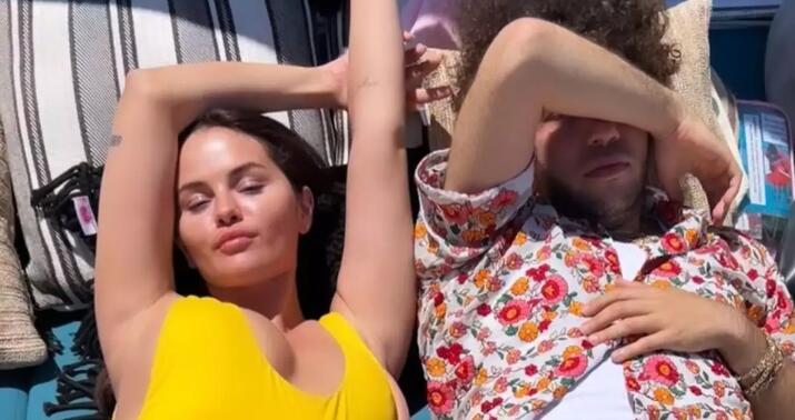 Selena sevgilisi ilə istirahətdə -