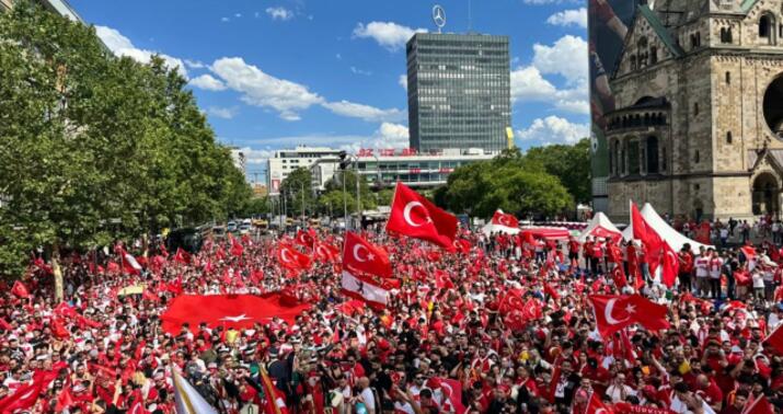 Alman polisi türk azarkeşlərini saxladı