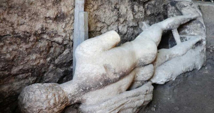 Yunan tanrısının heykəli kanalizasiyadan tapıldı