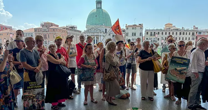 Turist sayını azaltmaq üçün şəhərə girişi pullu etdilər