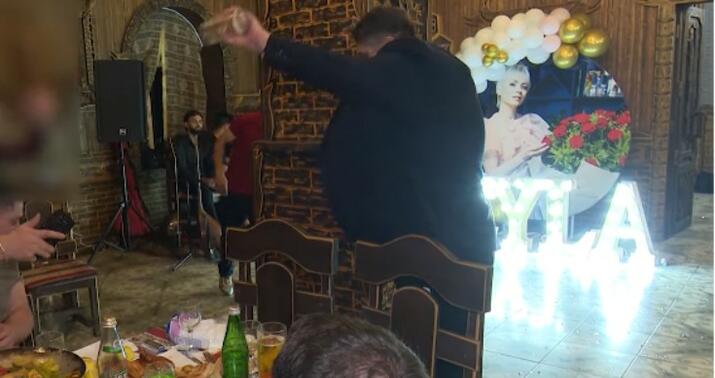 "18 minlik kostyumumun üstünə 4 bakal pivə tökdü"